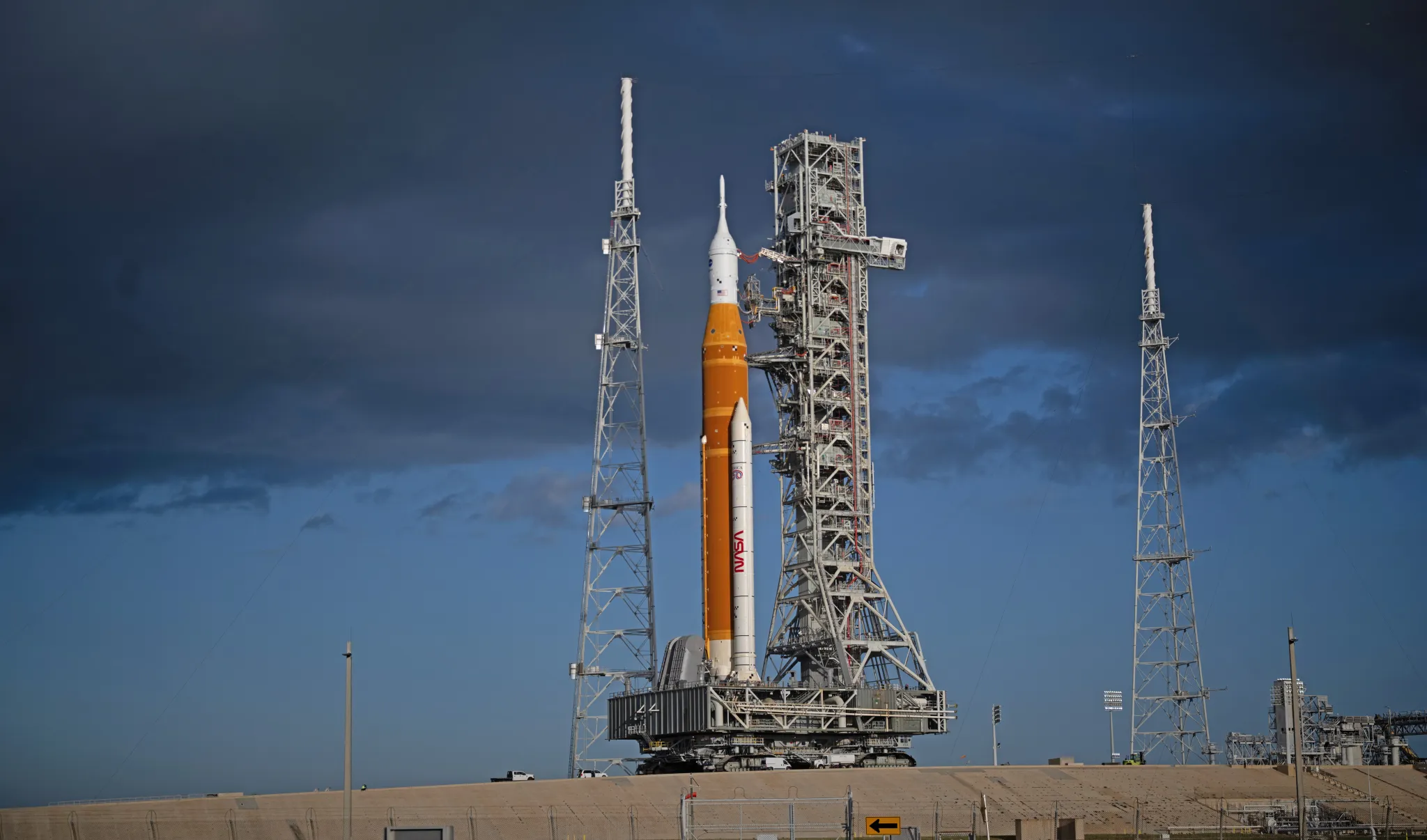 航天图片资料 · NASA's SLS rocket on the launch pad