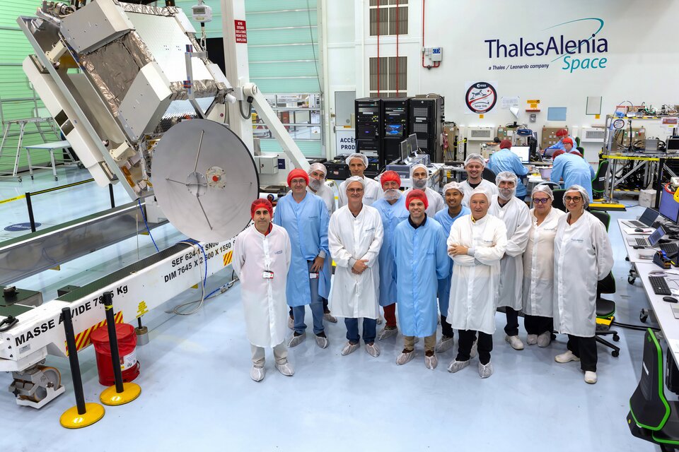 航天图片资料 · The Lunar Link team at Thales Alenia Space in Cannes, France.
