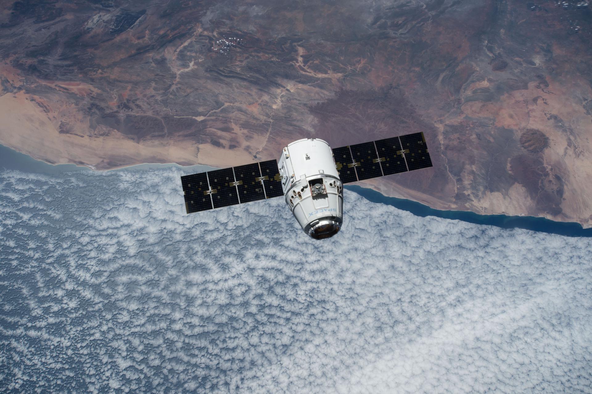 航天图片资料 · Dragon 1 in orbit