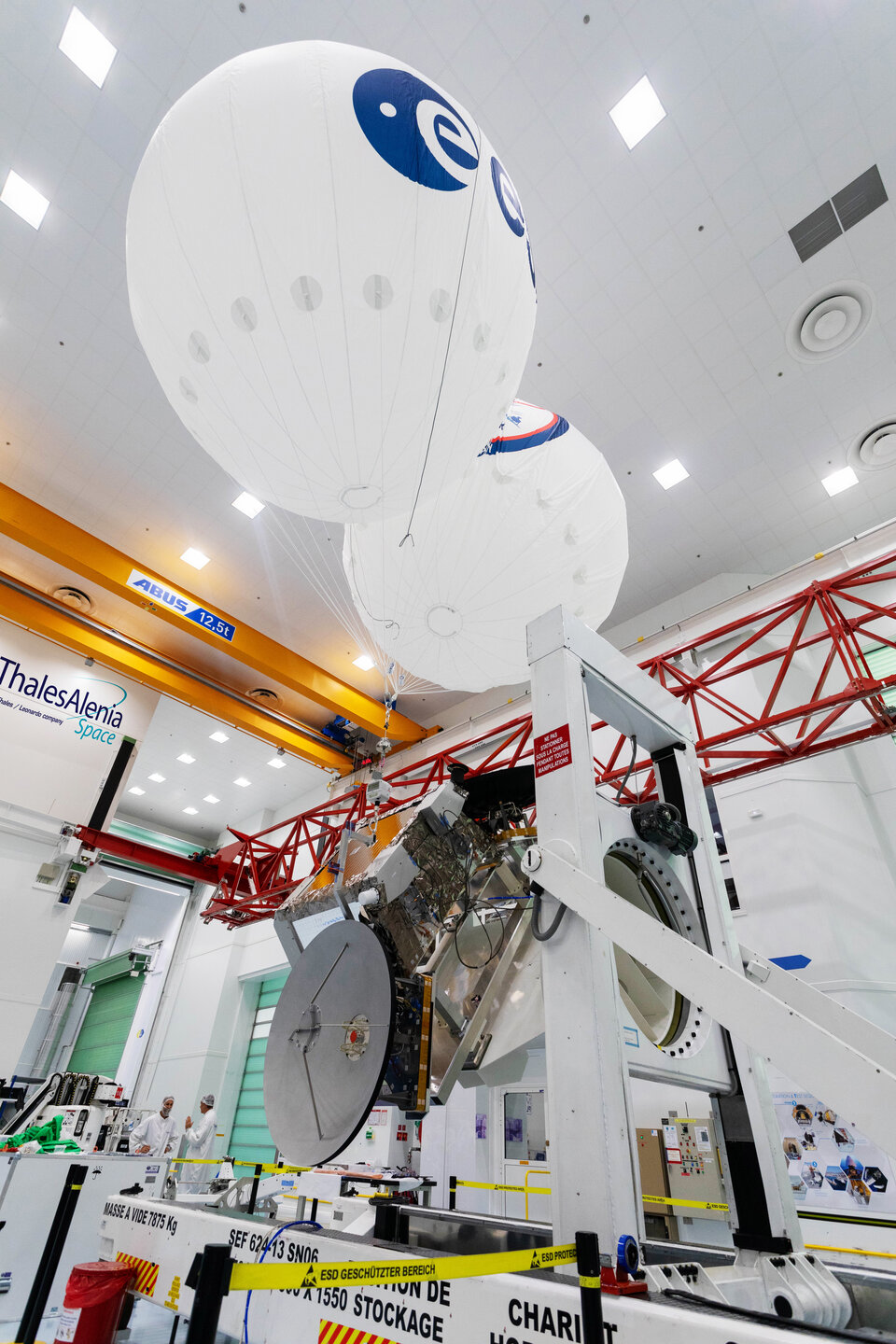 航天图片资料 · A balloon-assisted antenna deployment test at Thales Alenia Space in Cannes, France during the summer of 2026.