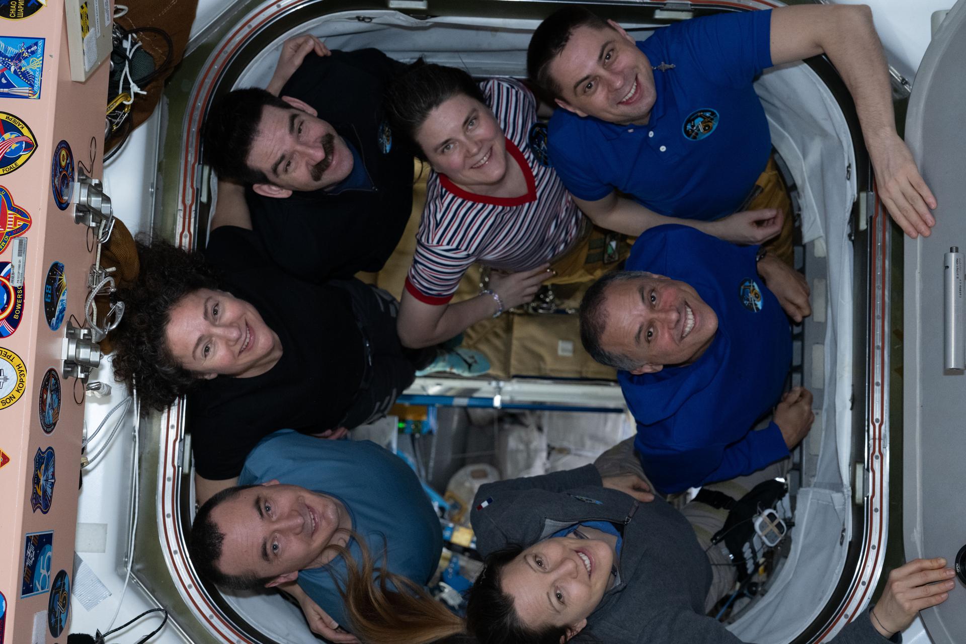 航天图片资料 · The seven-member Expedition 75 crew poses for a portrait inside the International Space Station. Clockwise from left are, NASA astronauts Jessica Meir and Jack Hathaway, Roscosmos cosmonauts Anna Kikina and Andrey Fedyaev, astronauts Anil Menon of NASA and Sophie Adenot of ESA (European Space Agency), and Roscosmos cosmonaut Pyotr Dubrov.