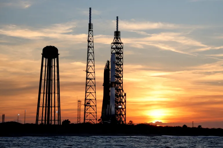 航天图片资料 · A Blue Origin New Glenn rocket is prepared for launch at the Cape Canaveral Space Force Station in Cape Canaveral, Florida