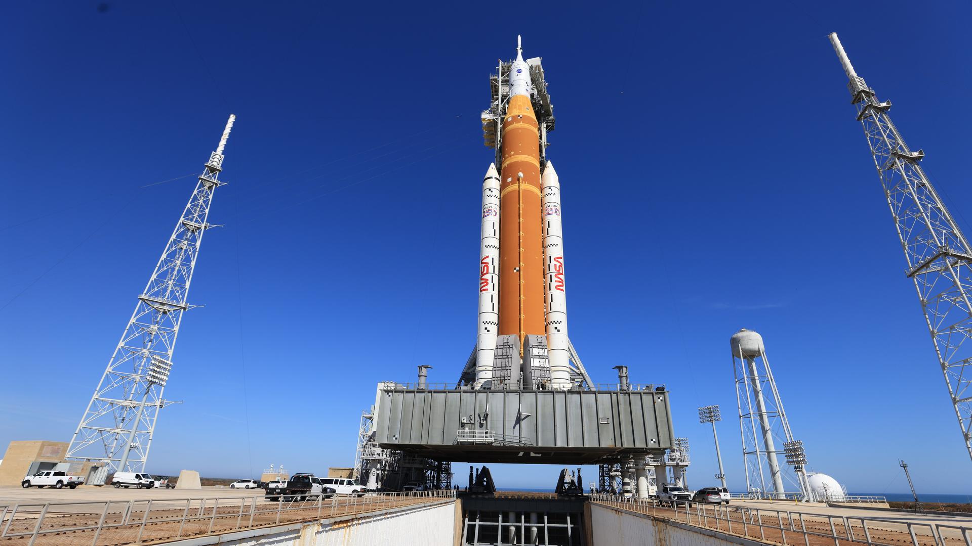 航天图片资料 · The Artemis II SLS rocket and Orion spacecraft at the launch pad under a blue sky.