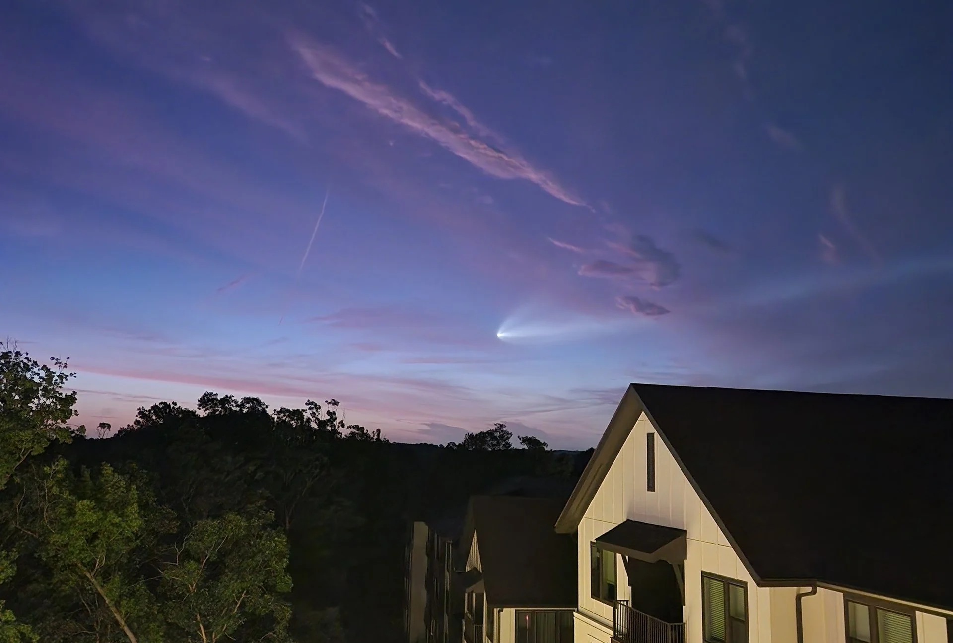 航天图片资料 · An early morning Starlink launch caught from Cary, North Carolina. Credit: Dave Dickinson.