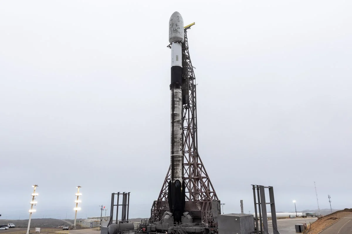 航天图片资料 · Falcon 9 vertical at pad 4E ahead of USSF-259 launch