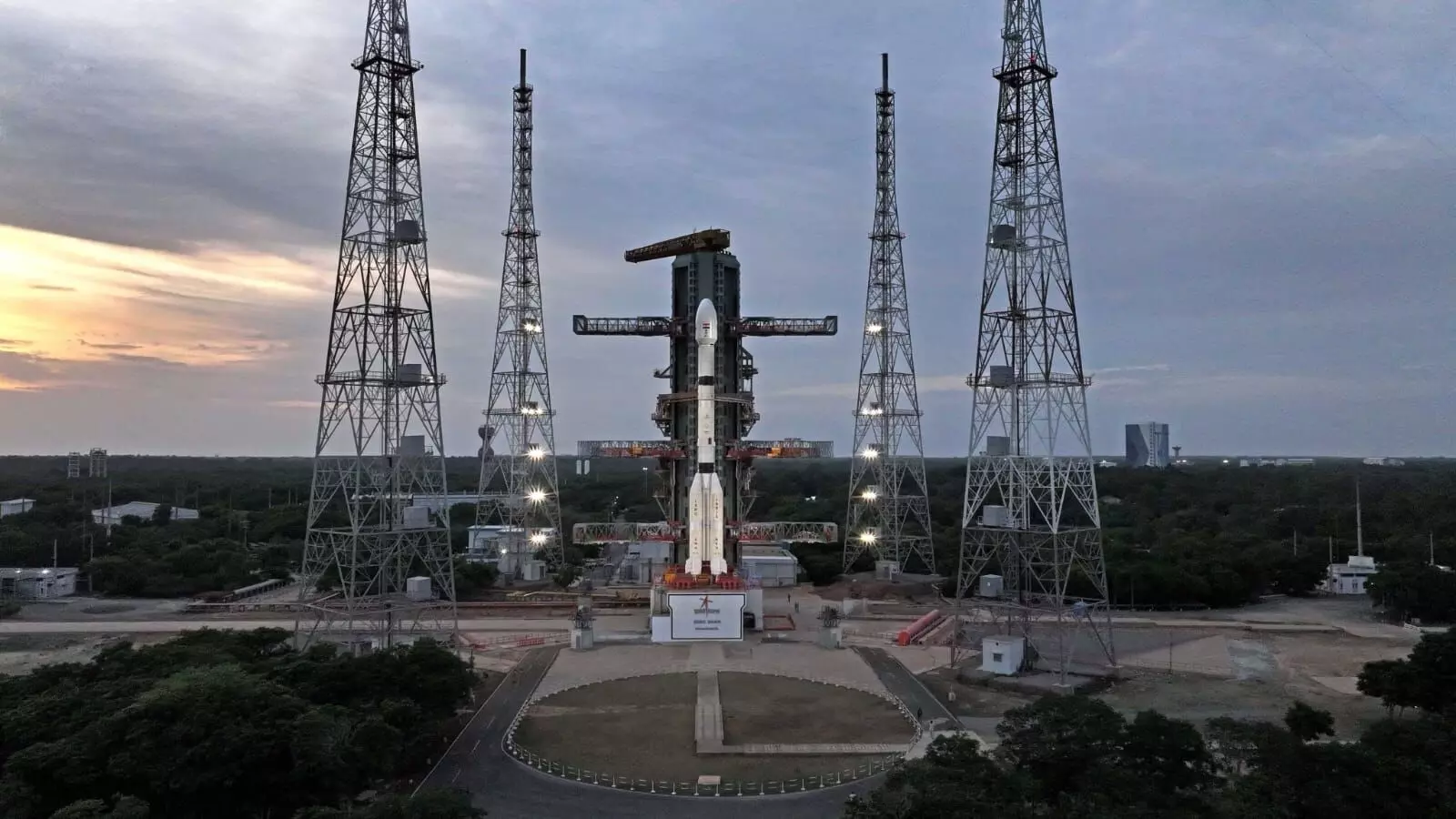 航天图片资料 · ISRO chairman Narayanan visits Tirumala; presents models of GSLV-F17, EOS-05 satellite to deity ISRO chairman Narayanan visits Tirumala; presents models of GSLV-F17, EOS-05 satellite to deity