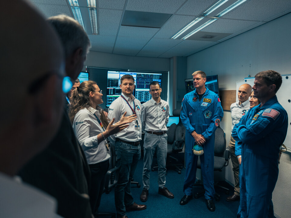 航天图片资料 · Artemis II astronauts visit the Eagle room at ESTEC to meet the engineers who monitored the European Service Module during their mission.
