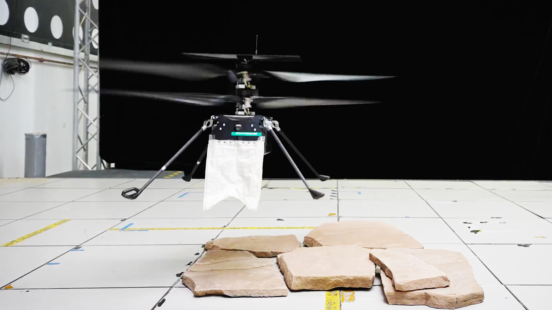 航天图片资料 · A tiny helicopter drone has a small white cape.