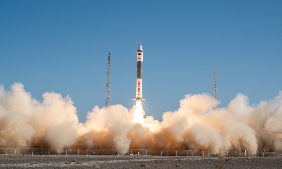 航天图片资料 · A Kuaizhou-11 Y3 solid carrier rocket blasts off from the Jiuquan Satellite Launch Center on September 17, 2026. Photo: VCG