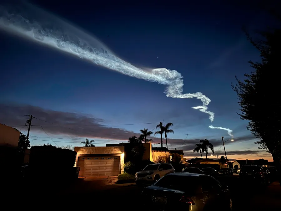 航天图片资料 · FILE - A contrail from a SpaceX Falcon 9 rocket, which launched from Vandenberg Space Force Base, is seen over homes March 18, 2024, in San Diego. (AP Photo/Gregory Bull, File)