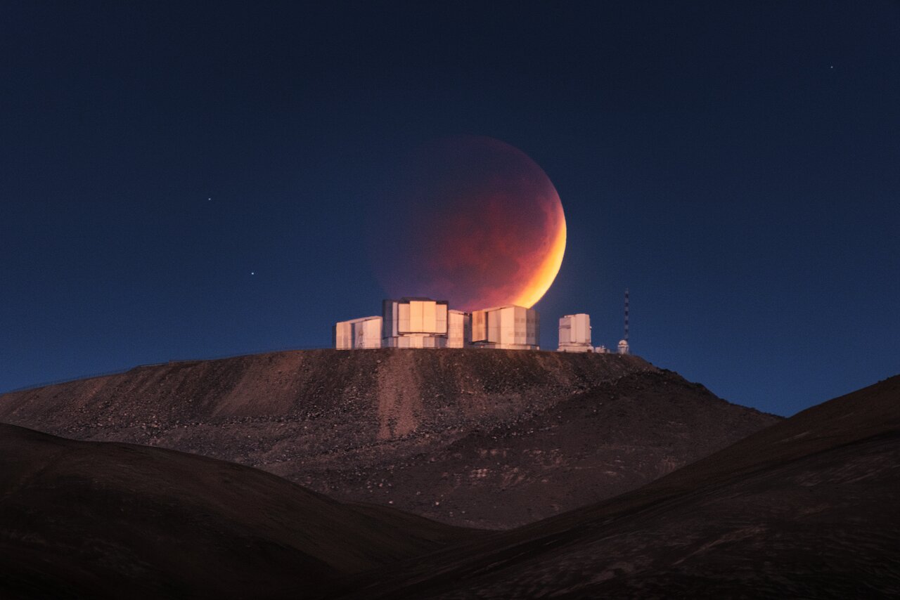 航天图片资料 · The eclipsed moon of May 26, 2021, shines behind the European Southern Observatory's Paranal Observatory in Chile.