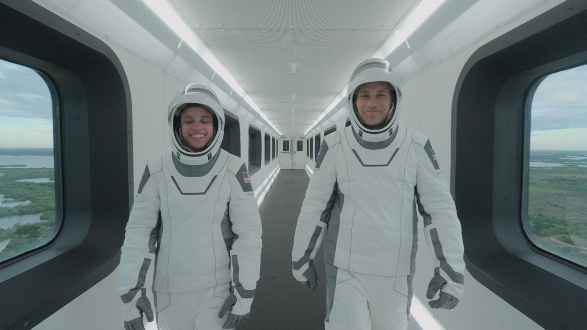 航天图片资料 · NASA astronauts Jessica Watkins and Luke Delaney, CSA (Canadian Space Agency) astronaut Joshua Kutryk, and Roscosmos cosmonaut Sergey Teteryatnikov walk through the crew access arm connecting the launch tower to the SpaceX Dragon spacecraft ahead NASA’s SpaceX Crew-13 mission launch to the International Space Station on Thursday, Oct. 1, 2026.