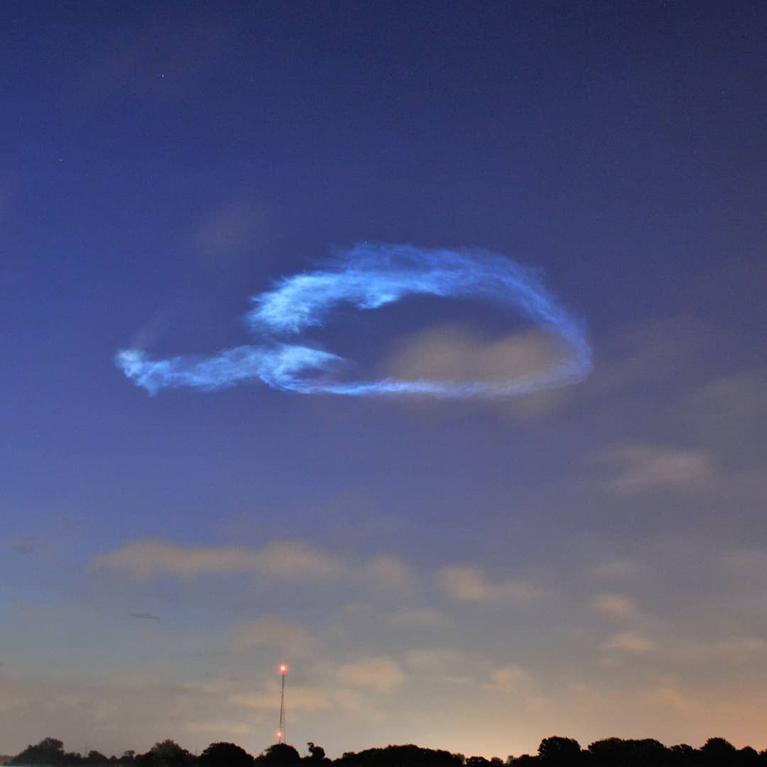 航天图片资料 · Neon-blue noctilucent clouds seen post launch. Credit: Dave Dickinson.